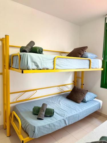 two bunk beds with towels on the bottom bunk at Apartamento 1 con Piscina en Llança in Llança