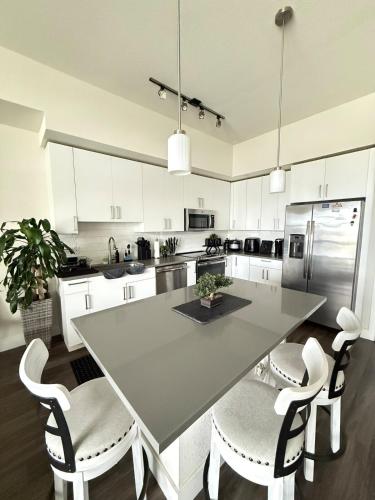 Edgewater Luxe 1BR photo 17