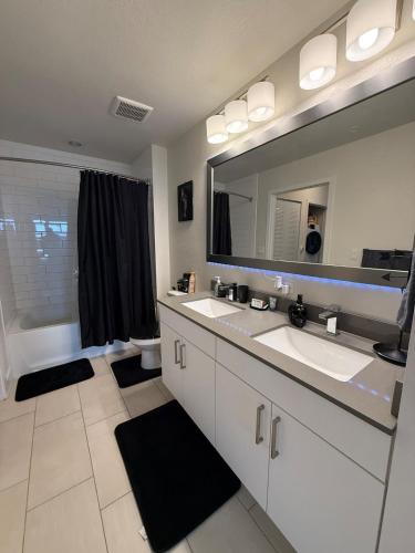 Edgewater Luxe 1BR photo 4