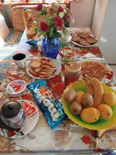 ParadeísionにあるGalinis Roomsのテーブルの上に食べ物の皿が置かれたテーブル