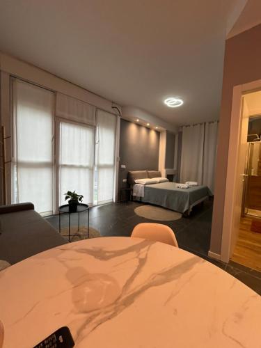 une chambre d'hôtel avec deux lits et un canapé dans l'établissement Suite excelsior garden living, à Parme