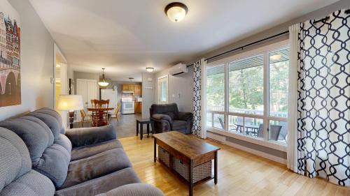 un salon avec un canapé et une table dans l'établissement Roseway River Cottages, à Shelburne