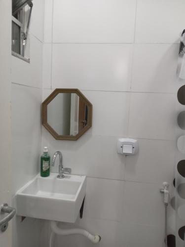 Et badeværelse på Kitnet Candelária