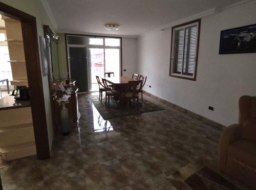 a kitchen and dining room with a table and chairs at Casa Adora in Santa Ursula im Norden Teneriffas in Santa Úrsula