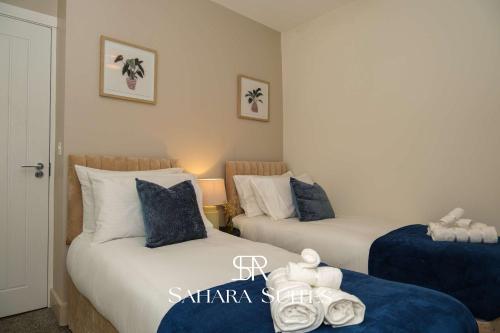 Postel nebo postele na pokoji v ubytování New! Spacious 5BR Wolverhampton Home - Garden & Parking