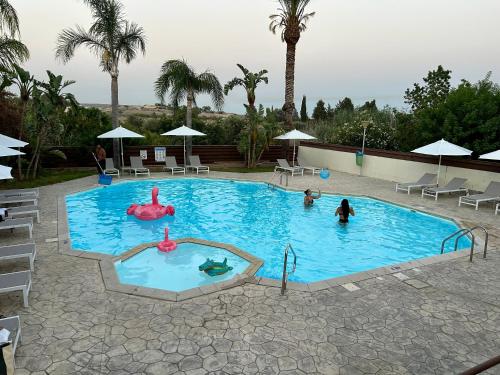Het zwembad bij of vlak bij Seasons Retreat with pool and gym-2BR