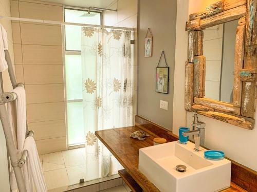 Ένα μπάνιο στο Luxury Townhome-Gated Community Across From Beach