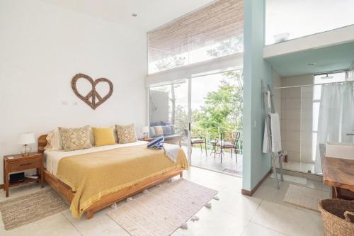 Ένα ή περισσότερα κρεβάτια σε δωμάτιο στο Luxury Townhome-Gated Community Across From Beach