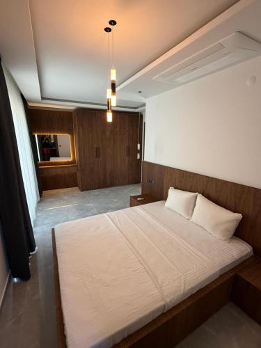 a bedroom with a large bed in a room at Vip lüks Odalar banyo ve klimalı in Cesme