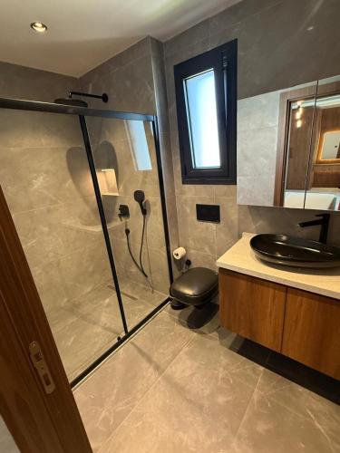 a bathroom with a shower with a toilet and a sink at Vip lüks Odalar banyo ve klimalı in Cesme