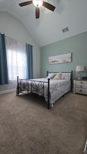 Postel nebo postele na pokoji v ubytování Fort Stewart Guest Suite