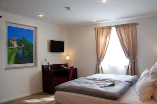 Postel nebo postele na pokoji v ubytování Hotel im Ried