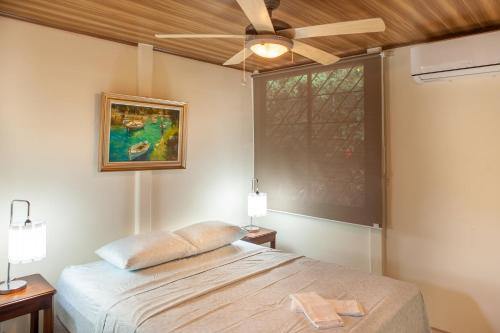 Ένα ή περισσότερα κρεβάτια σε δωμάτιο στο Nosara Beach Cabins