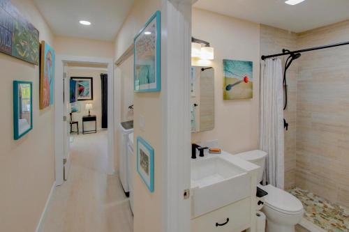 une salle de bain avec un lavabo, des toilettes et une douche dans l'établissement The Golf Cart to Beach Hideaway!, à Clearwater Beach