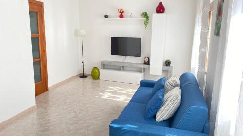 イグレージアスにあるCavallotti64の青いソファとテレビのあるリビングルーム