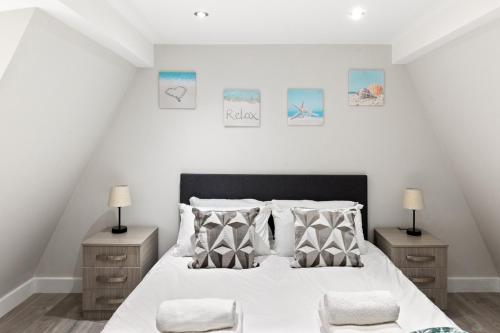 Ένα ή περισσότερα κρεβάτια σε δωμάτιο στο Modern 1-bed Flat Near Weymouth Seafront