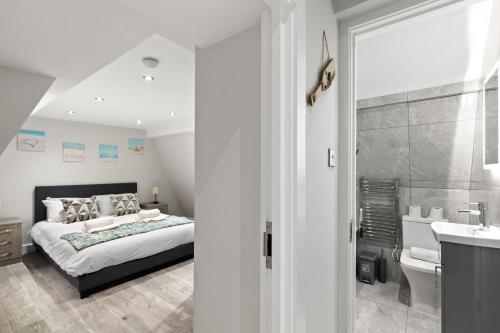 Ένα μπάνιο στο Modern 1-bed Flat Near Weymouth Seafront