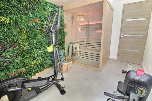 ein Roller, der vor einer grünen Wand parkt in der Unterkunft La maison de perros in Perros-Guirec