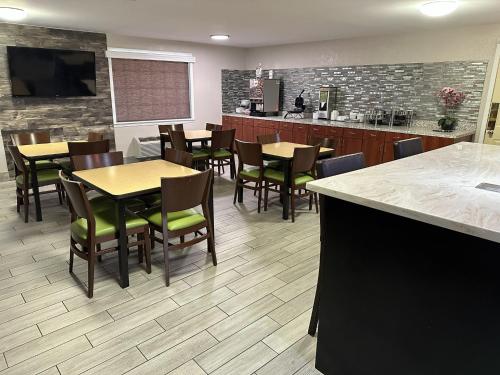un ristorante con tavoli e sedie e un bar di Red Roof Inn & Suites Marysville a Marysville