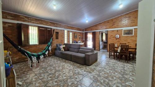 Χώρος καθιστικού στο Chalé Paraíso do Mar