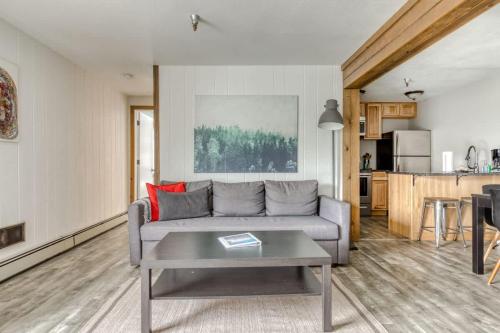 Η κουζίνα ή μικρή κουζίνα στο Thunderhead Lodge Condo 304 - Modern Heated Pool & Games