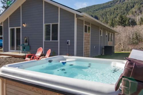einen Whirlpool vor einem Haus in der Unterkunft Nehalem Coastal Oasis - Secluded Coastal Home with Hot Tub on 14 Acres in Nehalem