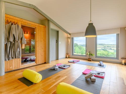 un salon avec une chaise jaune et des tapis de yoga dans l'établissement 2 Bed in Hay-on-wye 42881, à Craswall