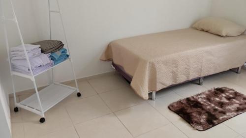 En eller flere senge i et værelse på COP 30 - apartamento 2 quartos, sala e cozinha