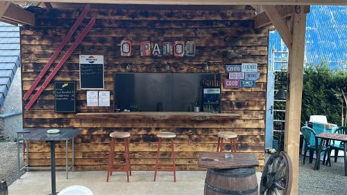 Μια τηλεόραση ή/και κέντρο ψυχαγωγίας στο Tiny house chaleureuse en Matheysine