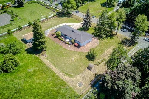 an aerial view of a house with a yard at Vogel Vacation - Spacious Secluded, Hot Tub & Game Room in Damascus