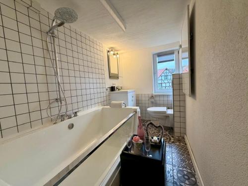 a bathroom with a tub and a sink and a toilet at Kleiner Kalle in Melsungen