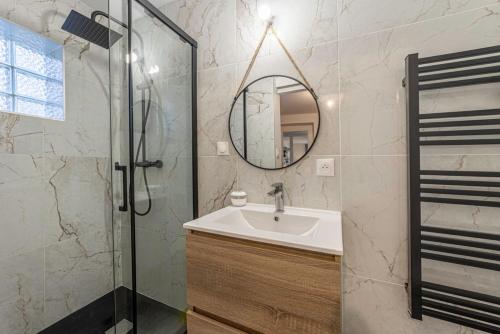 レンヌにあるLe Nid du Graverandの洗面台と鏡のあるバスルーム