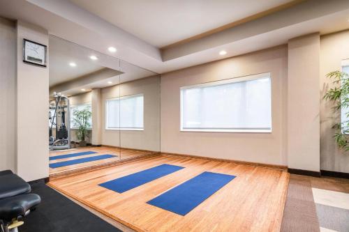 a gym with blue mats on the floor at Eastgate Hotel - BW Signature Collection in Bellevue
