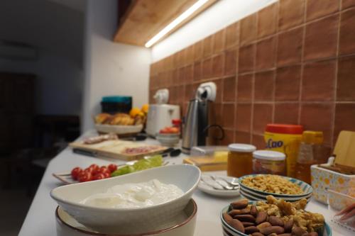 un comptoir de cuisine avec des bols de nourriture dessus dans l'établissement Ses Terrisses Hotel, à Palafrugell