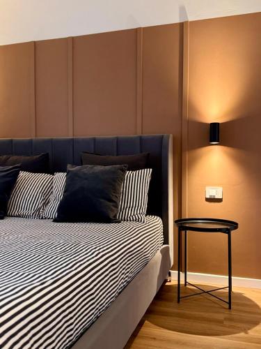 サロンノにあるCasa Lucrezia - Boutique Apartment Saronno - 3Dame Collectionのベッドルーム1室(ベッド1台、テーブル付)