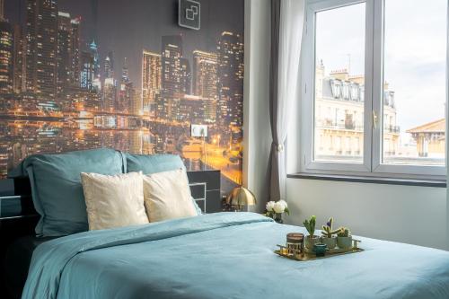 莱克朗兰比塞特尔Paris Homestay of Dreams的卧室设有窗户,享有城市美景