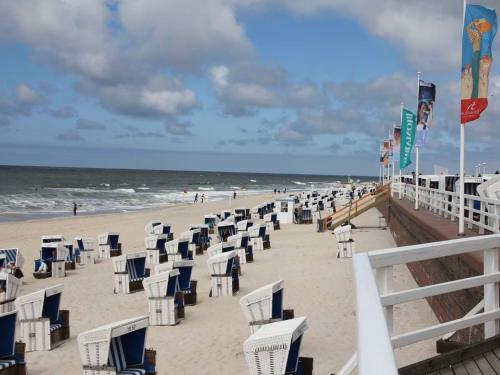 GalmsbüllにあるFerienwohnungen Deichtraumの海岸の椅子