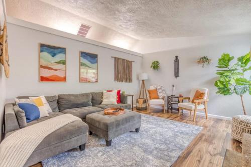 Posezení v ubytování Monmouth Family Retreat - Pet Friendly, Play Areas, Hot Tub, Game Room