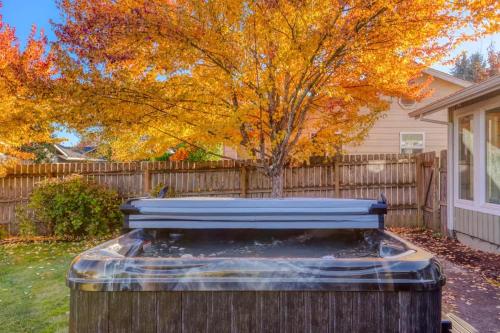 Fotografie z fotogalerie ubytování Monmouth Family Retreat - Pet Friendly, Play Areas, Hot Tub, Game Room v destinaci Monmouth