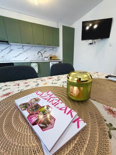 una mesa con un libro encima de una mesa en Apartament Draganovi 8, en Kazanlak