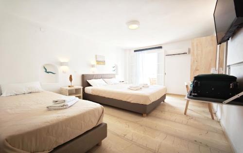 Llit o llits en una habitació de Aretousa Villas
