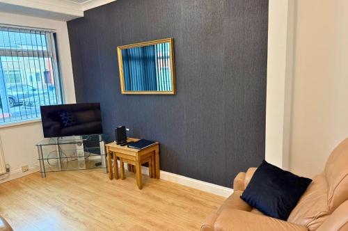ein Wohnzimmer mit Sofa und Tisch in der Unterkunft 3-Bedroom House in Warrington with Free Parking Ideal for Contractors and Family Stays in Warrington