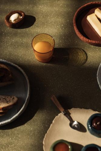 een tafel met borden vol eten en een kaars bij Jonojé Luxury Suites in Brugge