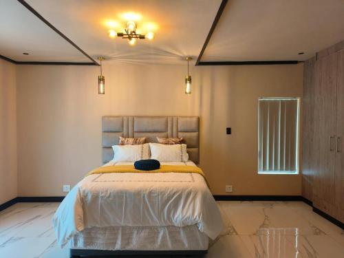 リチャーズ・ベイにあるMasithandane lodgeの部屋の中に大きなベッドがある寝室