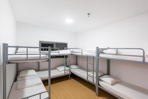 Postel nebo postele na pokoji v ubytování The Mini Homes Dorm Near Metro station