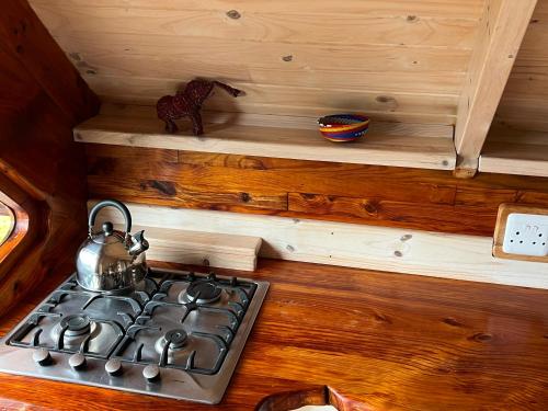 Una hornilla en una casa diminuta con un hervidor de agua. en Plett Candlewood Tiny House, en Plettenbergbaai