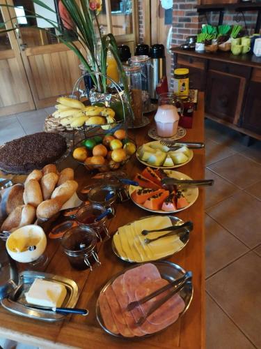 IvotiにあるSpazio Hotel & Eventosのさまざまな種類の食べ物が並んだテーブル