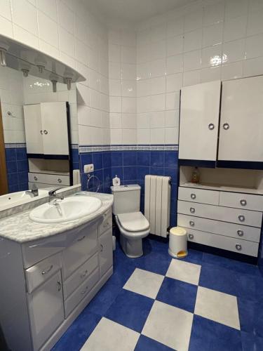 a blue and white bathroom with a sink and a toilet at La Esquina Mayor in Caravaca de la Cruz