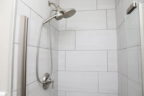 een douche met een douchekop in een badkamer bij Family Fun Vibe in Marietta