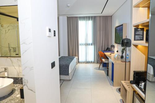 una habitación de hotel con una cama y un baño en MH HOTEL Nouakchott, en Nouakchott